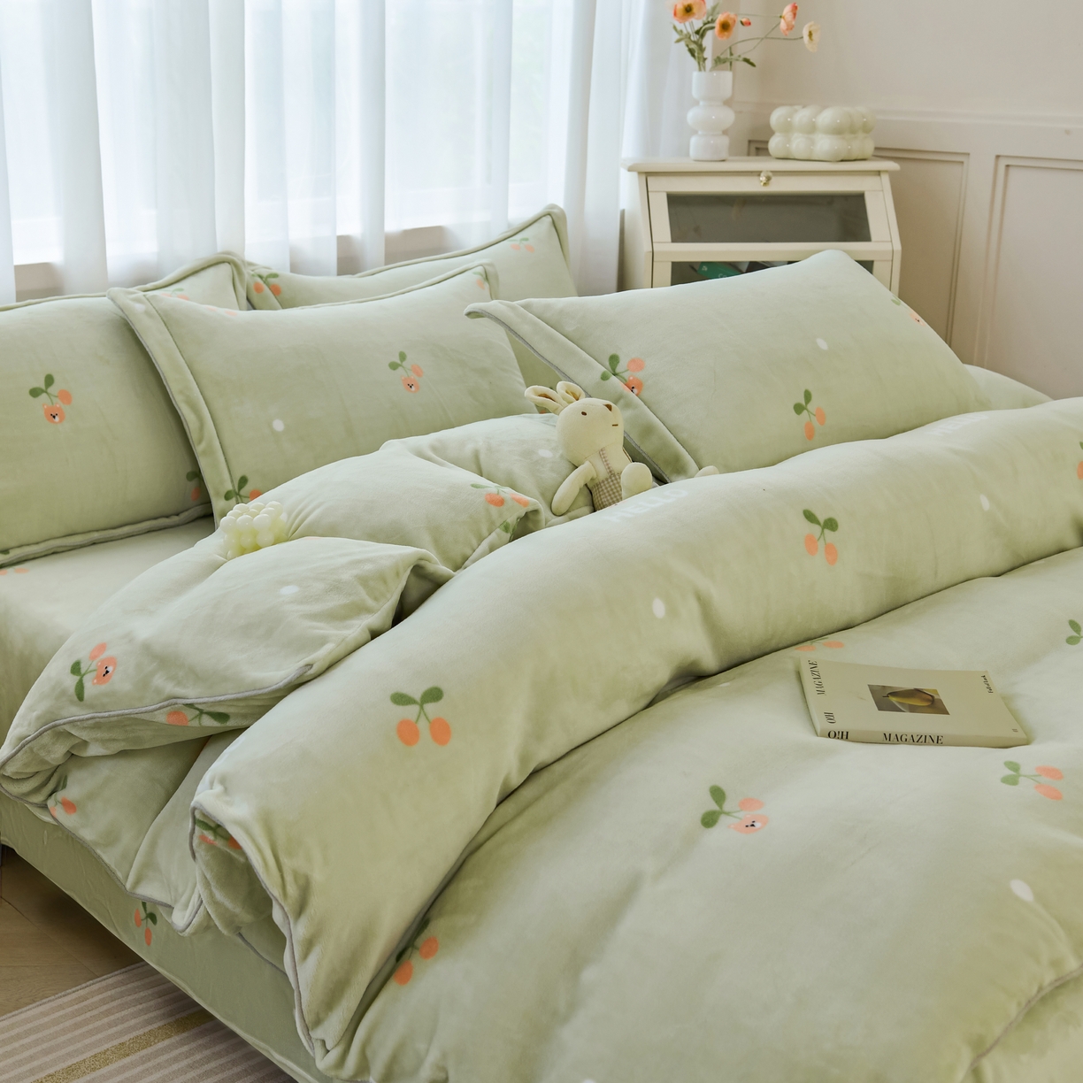 91家纺网 家纺一手货源 找家纺 尚品凤凰2025新款高克重印花牛奶绒四件套-工艺款 水果樱桃-绿