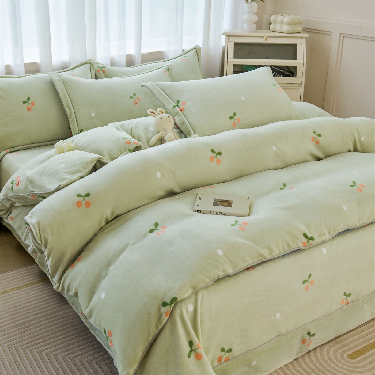 91家纺网 家纺一手货源 找家纺 尚品凤凰2025新款高克重印花牛奶绒四件套-工艺款 水果樱桃-绿