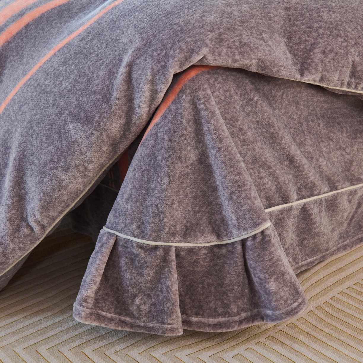 91家纺网 家纺一手货源 找家纺 尚品凤凰2025新款高克重印花牛奶绒四件套-工艺款 条纹日记