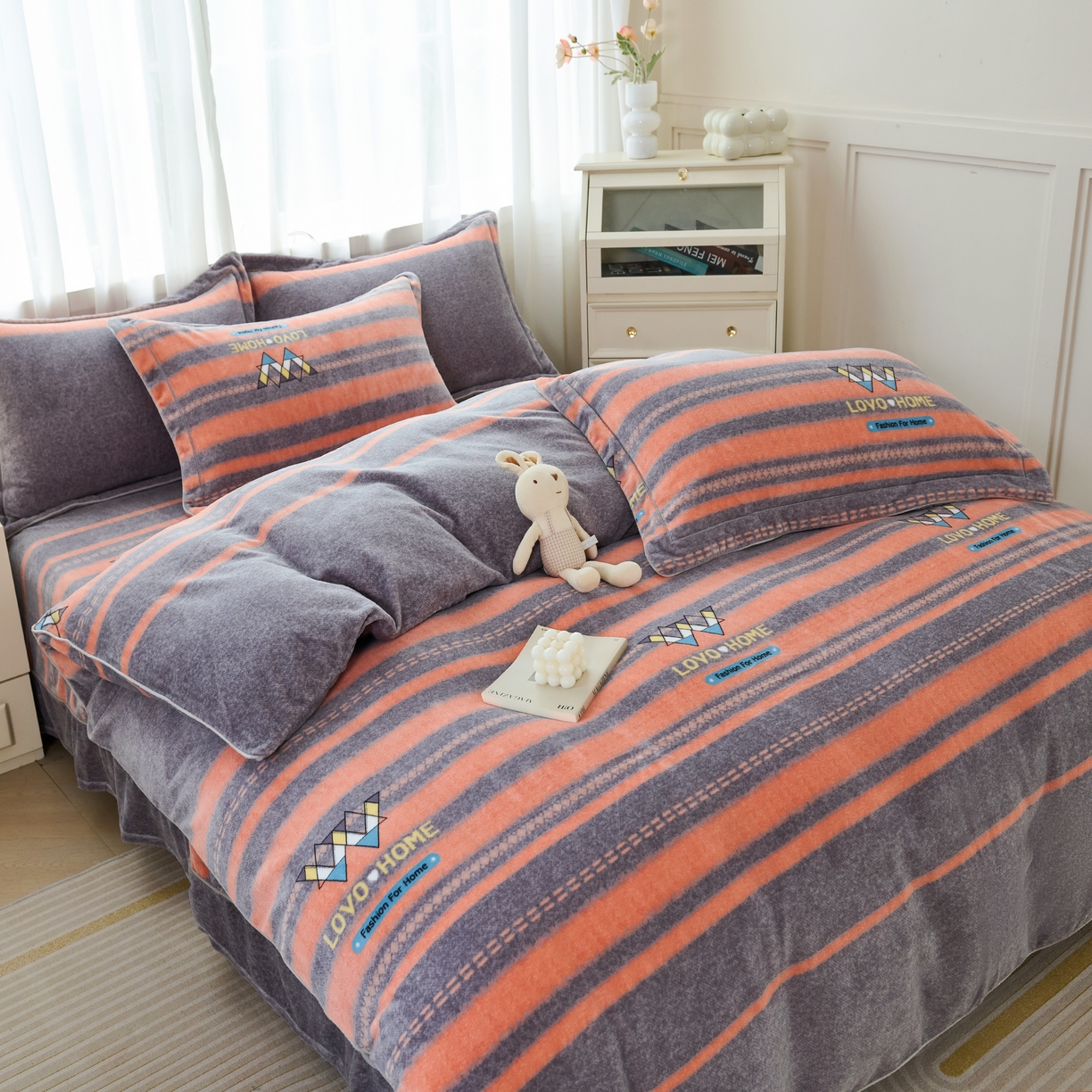 91家纺网 家纺一手货源 找家纺 尚品凤凰2025新款高克重印花牛奶绒四件套-工艺款 条纹日记