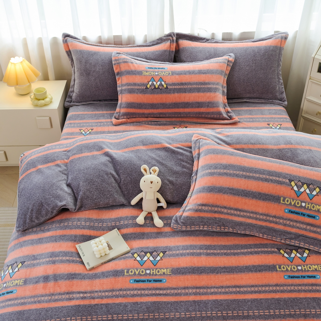 91家纺网 家纺一手货源 找家纺 尚品凤凰2025新款高克重印花牛奶绒四件套-工艺款 条纹日记