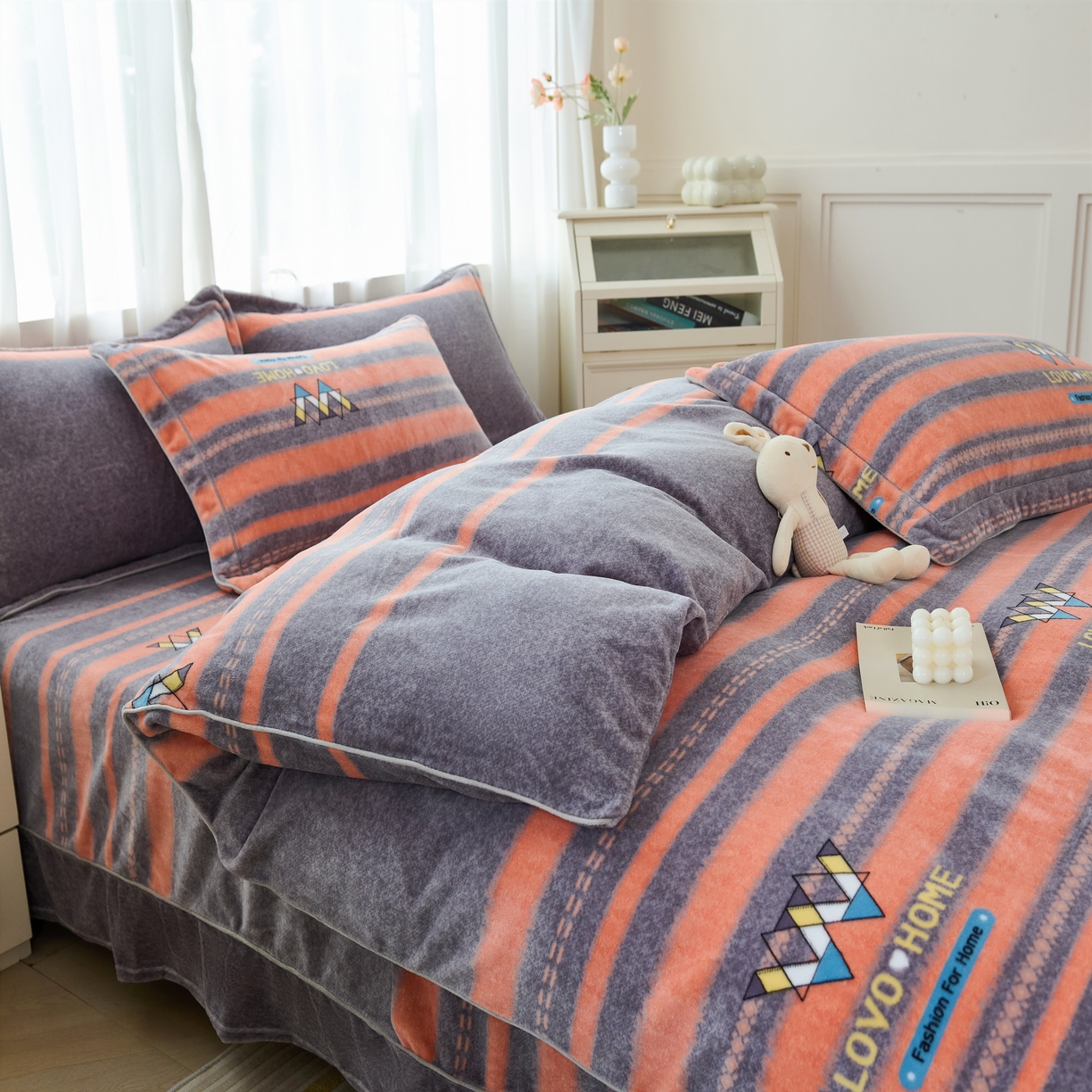 91家纺网 家纺一手货源 找家纺 尚品凤凰2025新款高克重印花牛奶绒四件套-工艺款 条纹日记