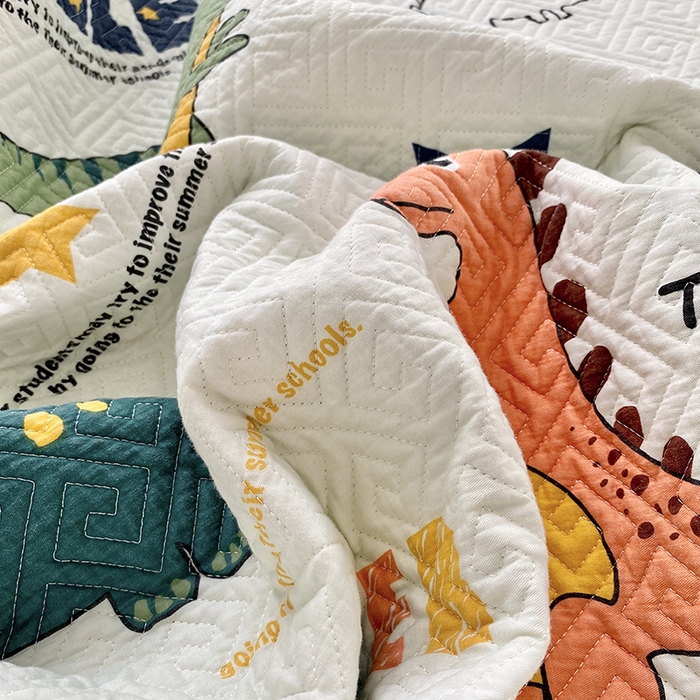 91家纺网 家纺一手货源 找家纺 羽爱家纺 2025新款A类双面印花全棉水洗床盖套件-三件套 恐龙漫画-