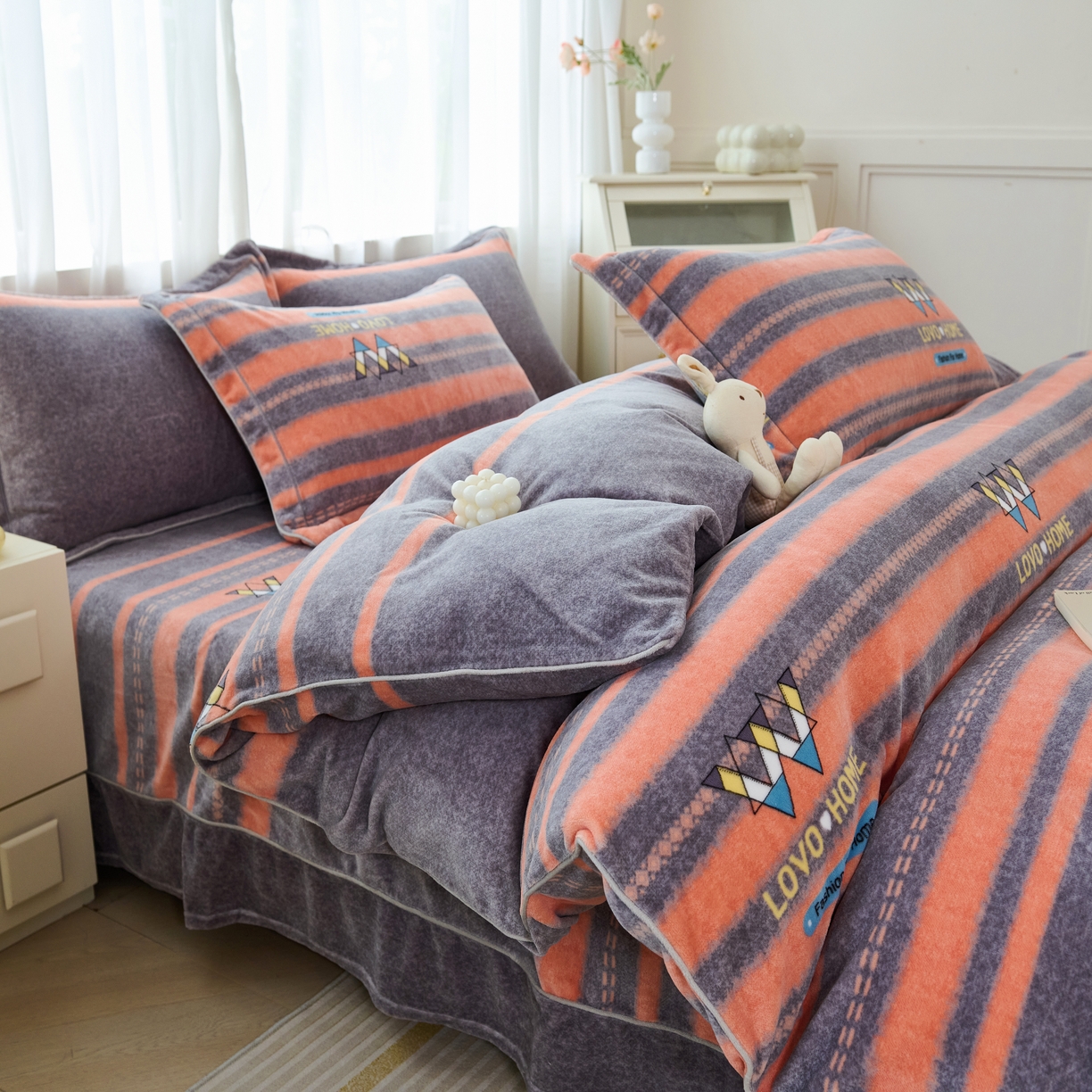 91家纺网 家纺一手货源 找家纺 尚品凤凰2025新款高克重印花牛奶绒四件套-工艺款 条纹日记