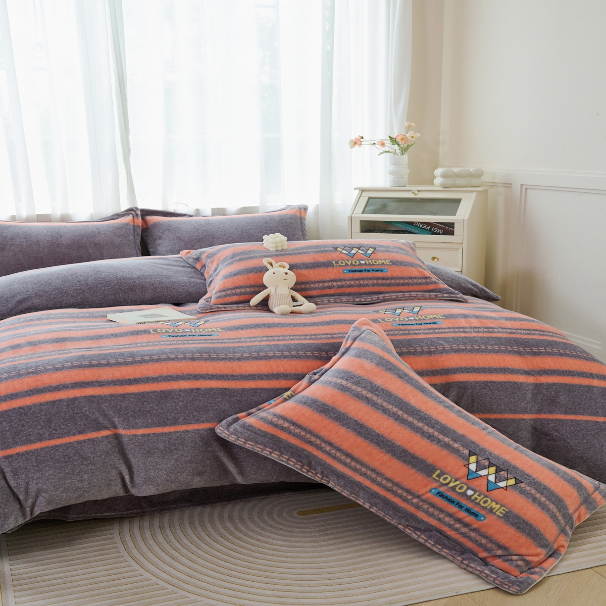 91家纺网 家纺一手货源 找家纺 尚品凤凰2025新款高克重印花牛奶绒四件套-工艺款 条纹日记