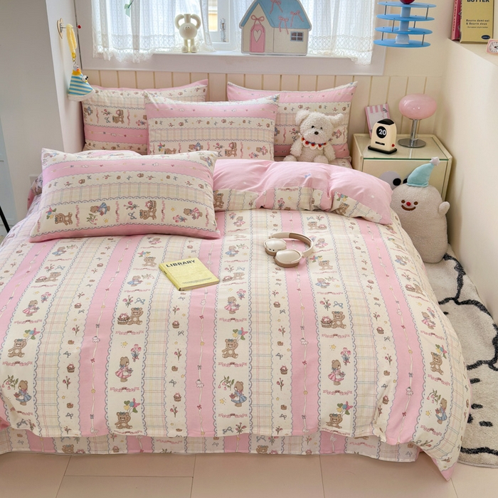 91家纺网 家纺一手货源 找家纺 曼之夏 2025新款全棉纯棉40支学生季卡通印花四件套 奶昔小熊