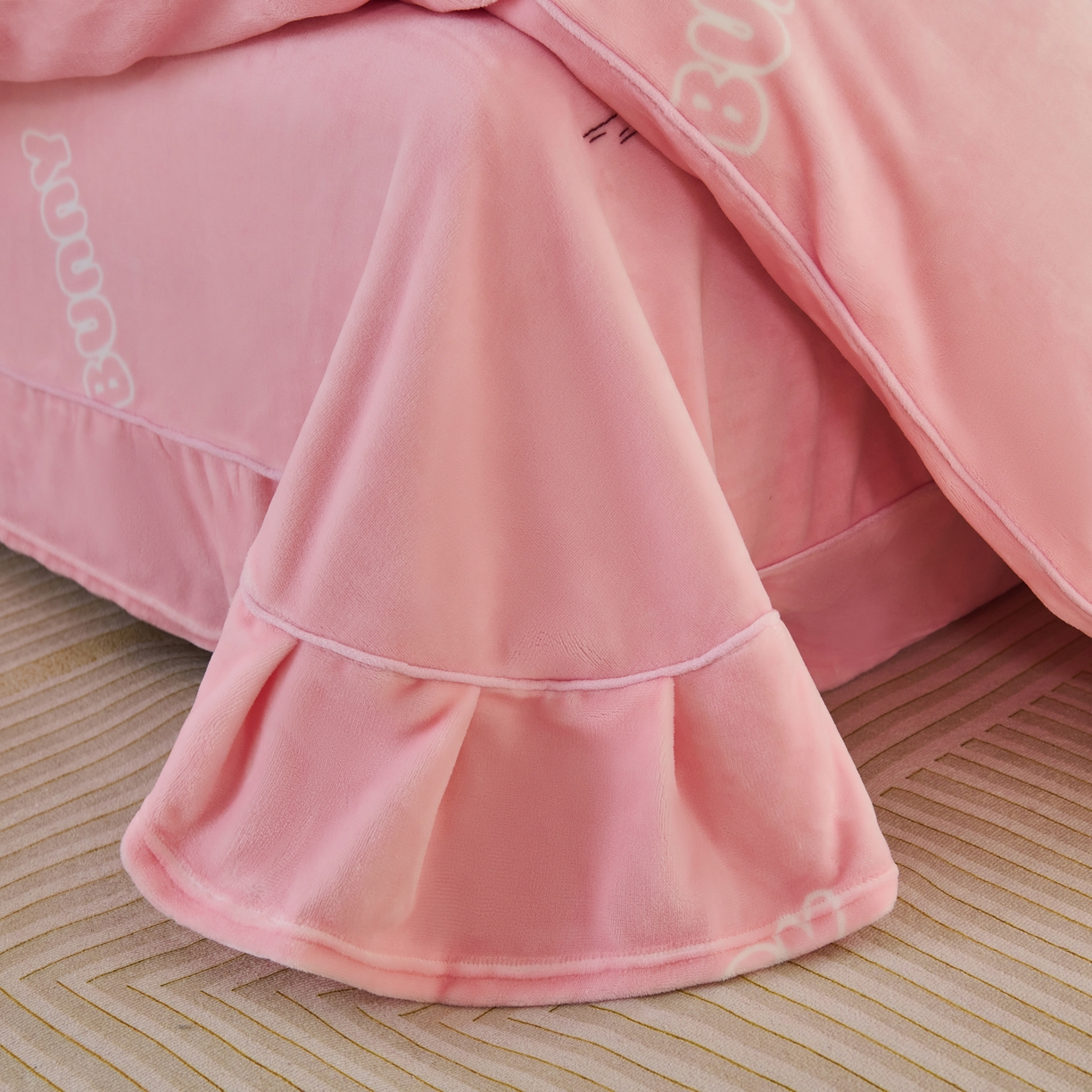 91家纺网 家纺一手货源 找家纺 尚品凤凰2025新款高克重印花牛奶绒四件套-工艺款 小兔萝卜-粉