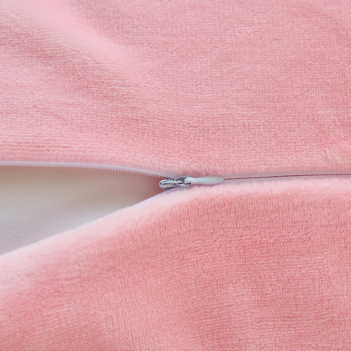 91家纺网 家纺一手货源 找家纺 尚品凤凰2025新款高克重印花牛奶绒四件套-工艺款 小兔萝卜-粉