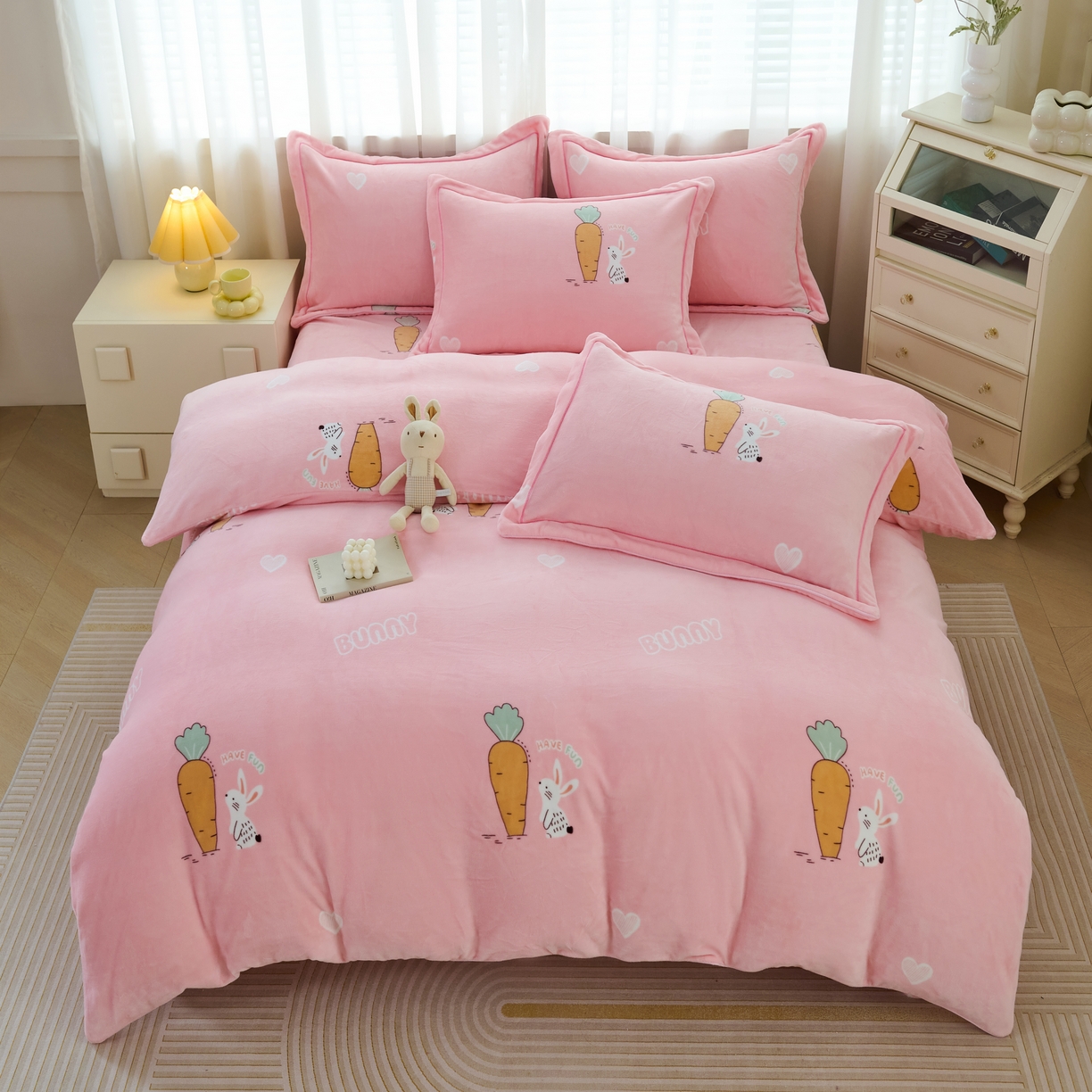 尚品凤凰2025新款高克重印花牛奶绒四件套-工艺款 小兔萝卜-粉