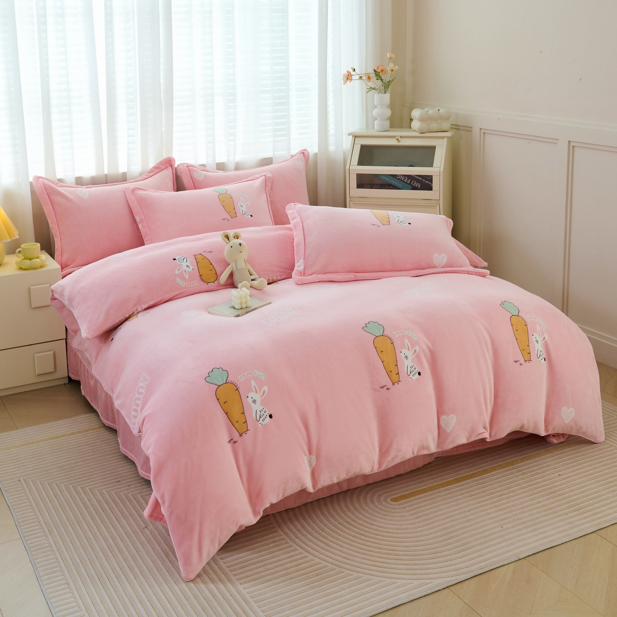 91家纺网 家纺一手货源 找家纺 尚品凤凰2025新款高克重印花牛奶绒四件套-工艺款 小兔萝卜-粉