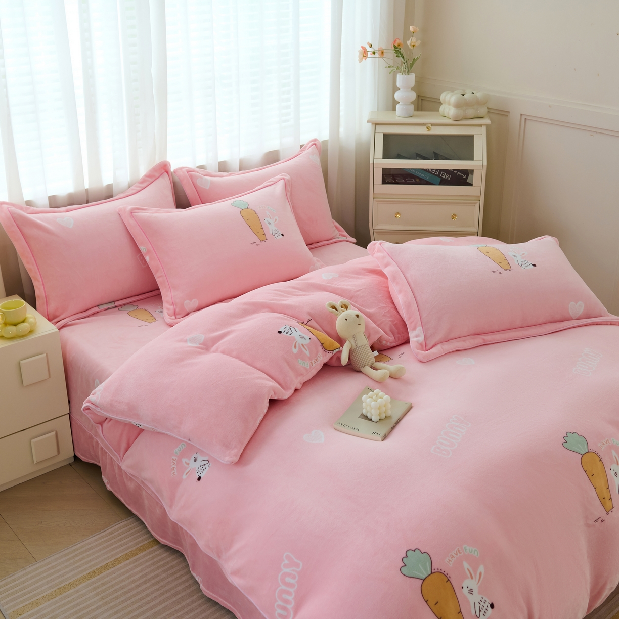 91家纺网 家纺一手货源 找家纺 尚品凤凰2025新款高克重印花牛奶绒四件套-工艺款 小兔萝卜-粉