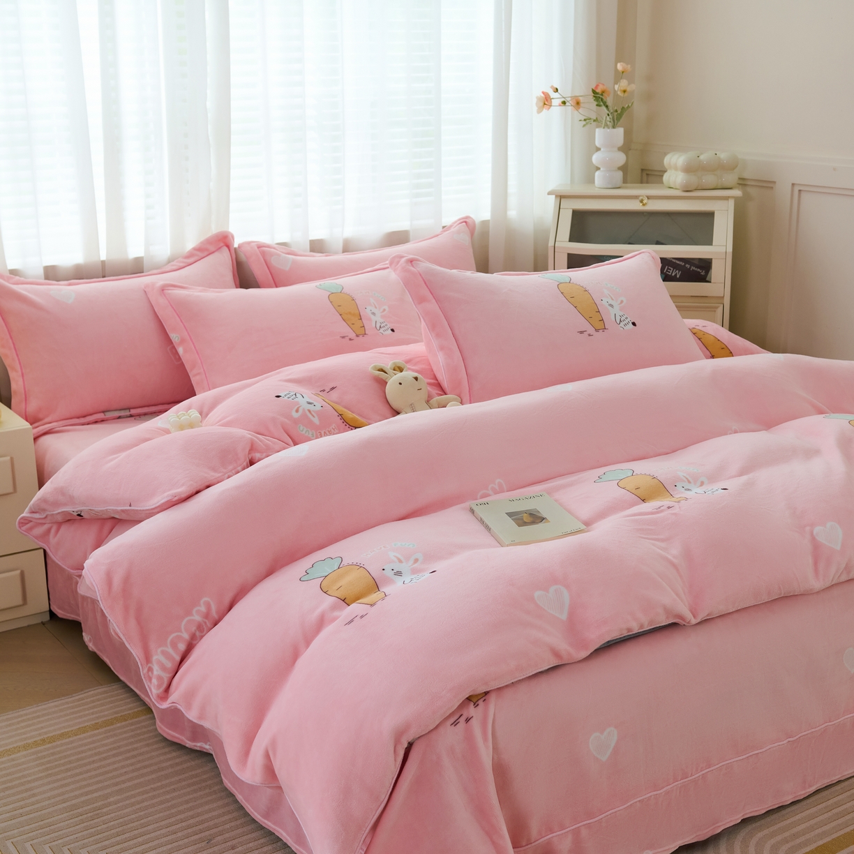 91家纺网 家纺一手货源 找家纺 尚品凤凰2025新款高克重印花牛奶绒四件套-工艺款 小兔萝卜-粉