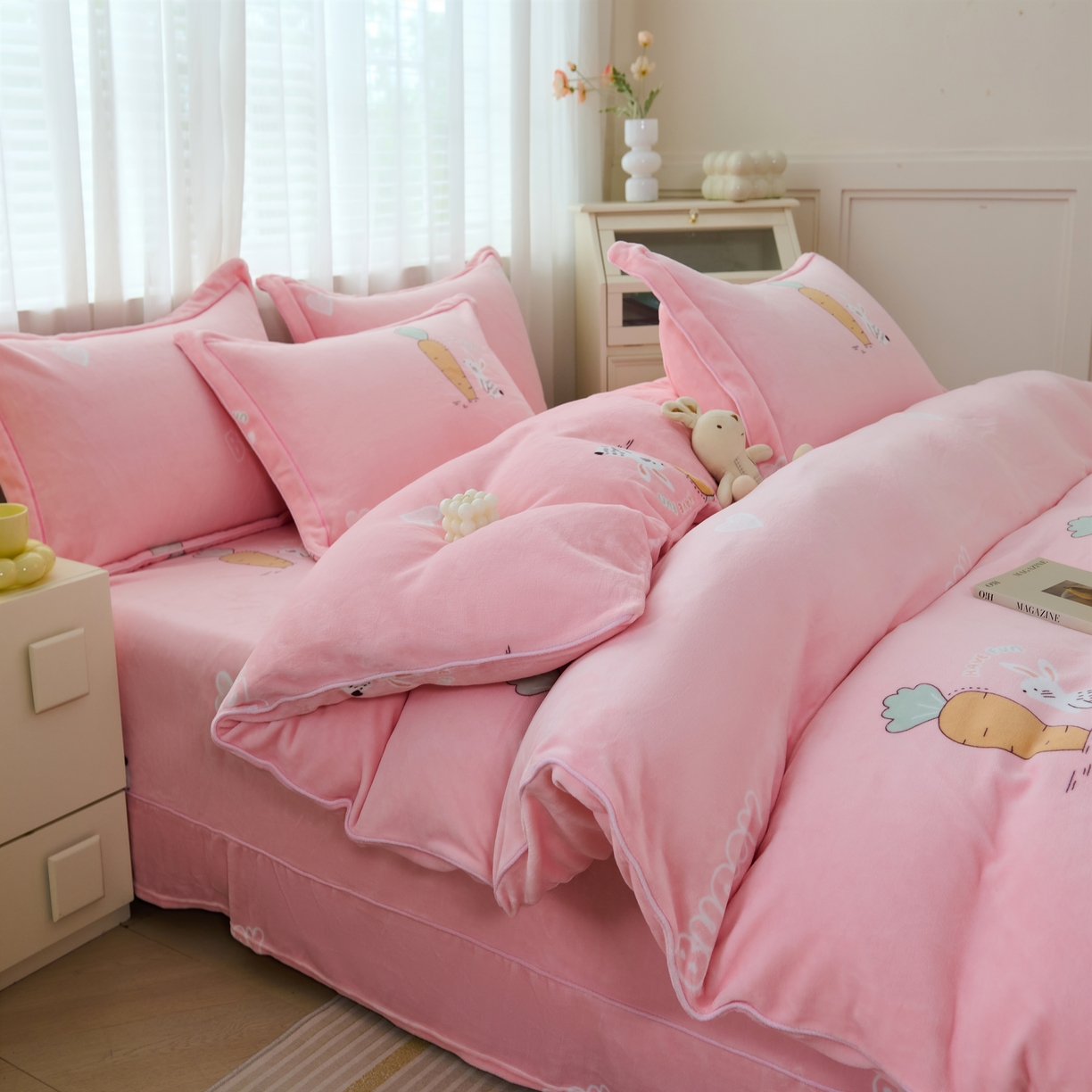 91家纺网 家纺一手货源 找家纺 尚品凤凰2025新款高克重印花牛奶绒四件套-工艺款 小兔萝卜-粉