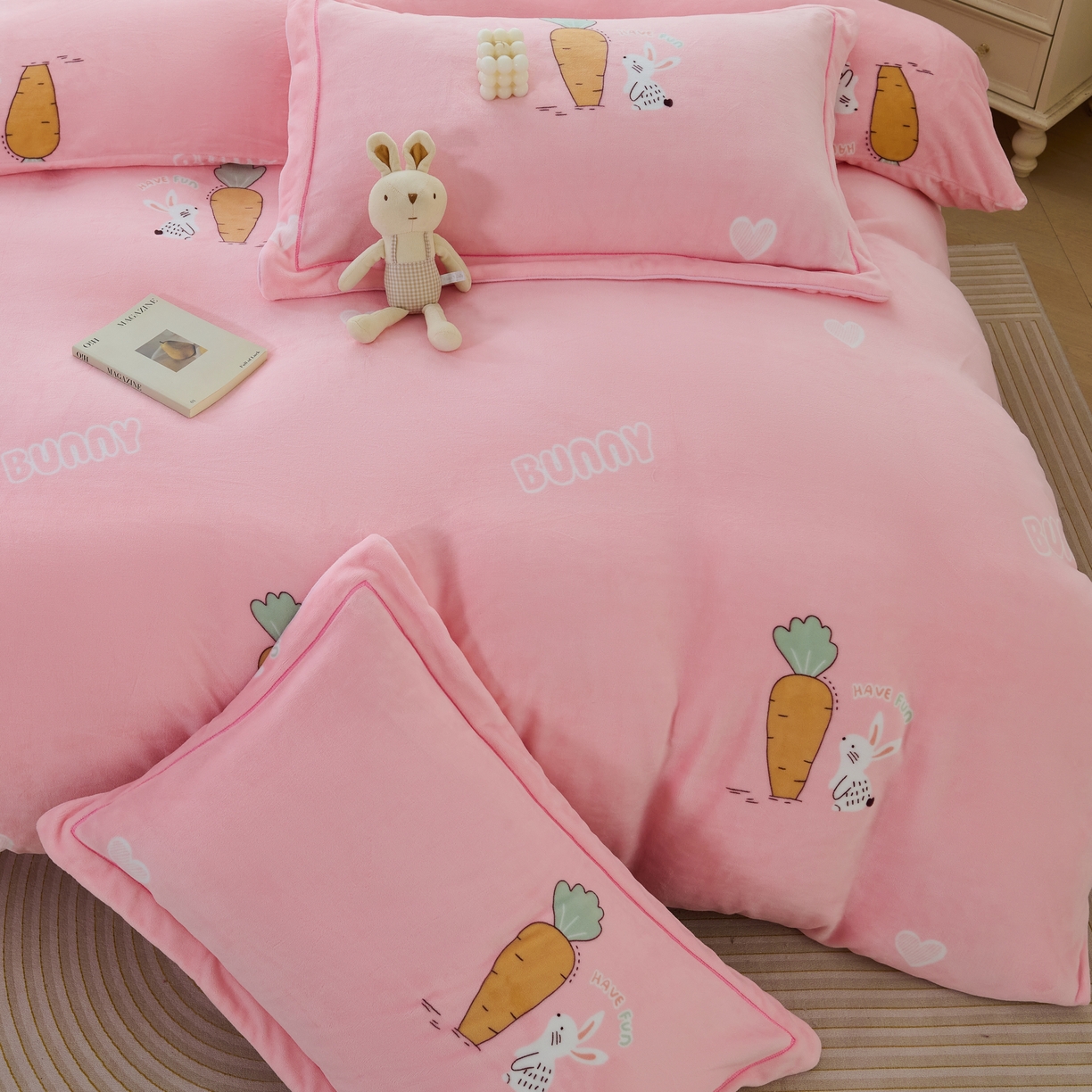 91家纺网 家纺一手货源 找家纺 尚品凤凰2025新款高克重印花牛奶绒四件套-工艺款 小兔萝卜-粉