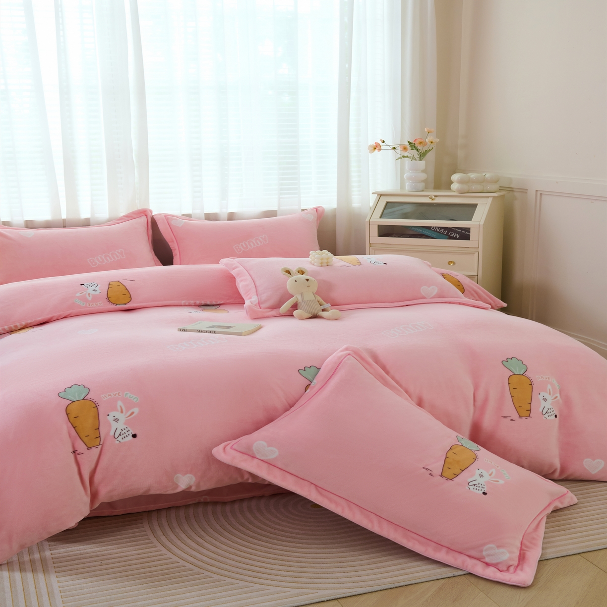 91家纺网 家纺一手货源 找家纺 尚品凤凰2025新款高克重印花牛奶绒四件套-工艺款 小兔萝卜-粉