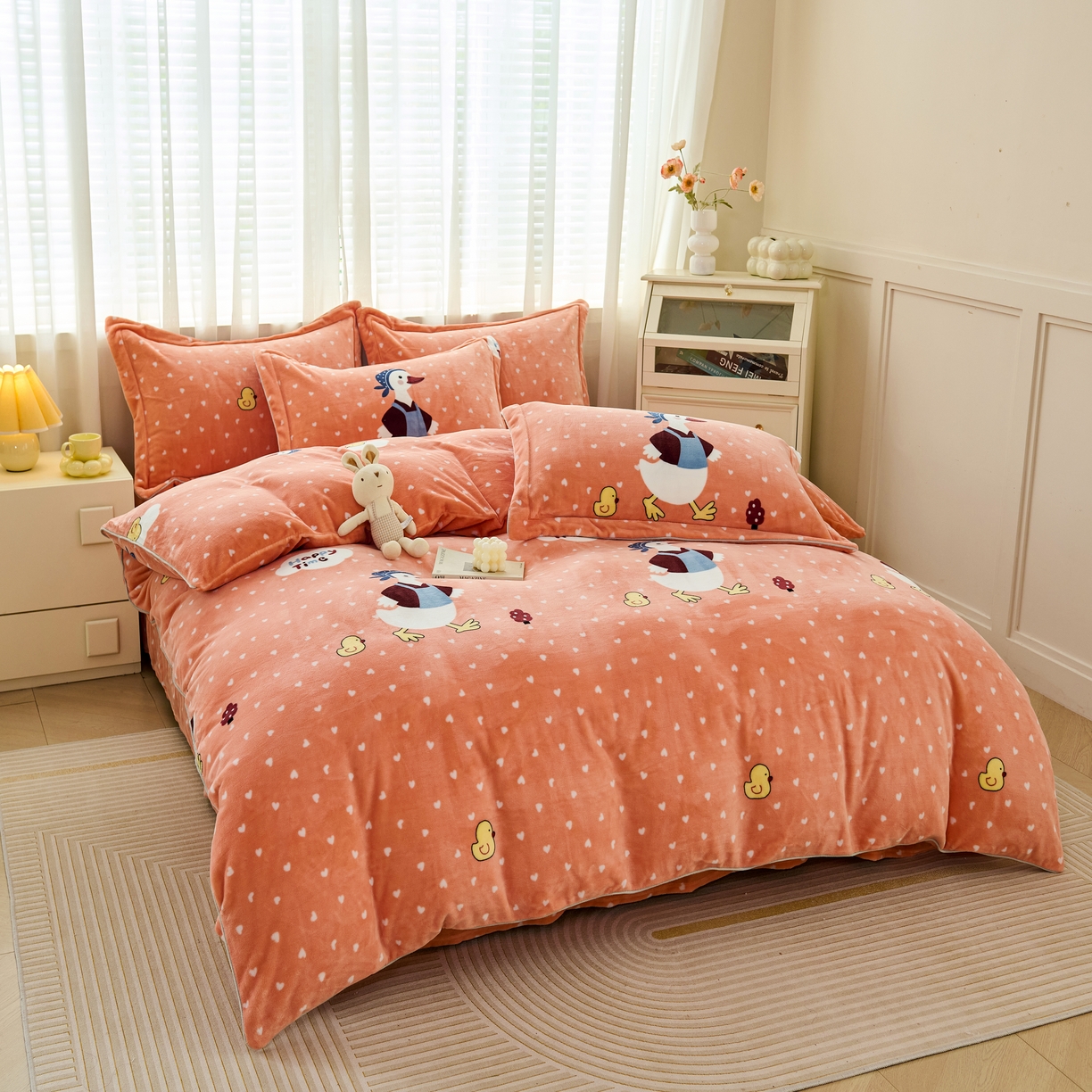 91家纺网 家纺一手货源 找家纺 尚品凤凰2025新款高克重印花牛奶绒四件套-工艺款 大摆鸭-橙