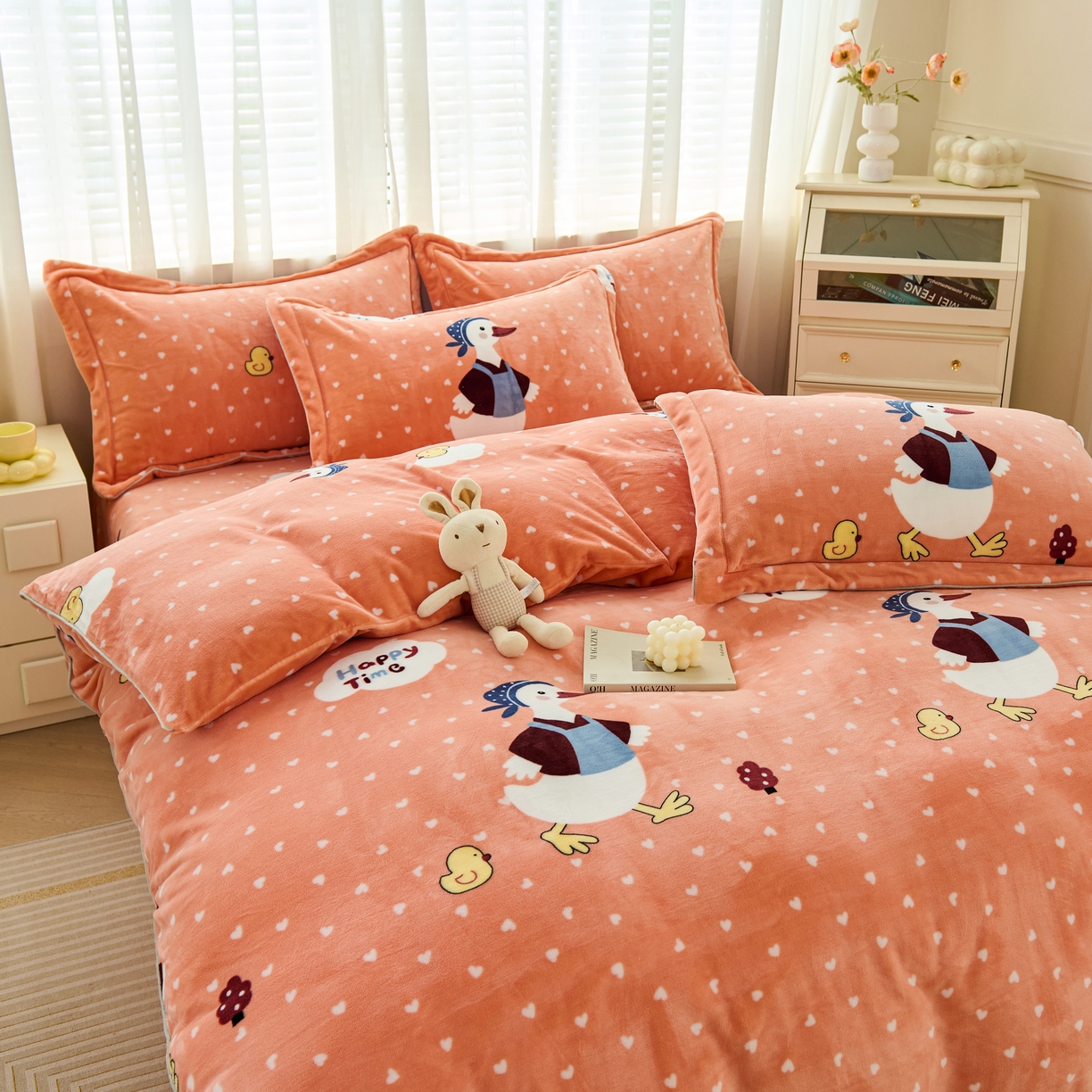 91家纺网 家纺一手货源 找家纺 尚品凤凰2025新款高克重印花牛奶绒四件套-工艺款 大摆鸭-橙