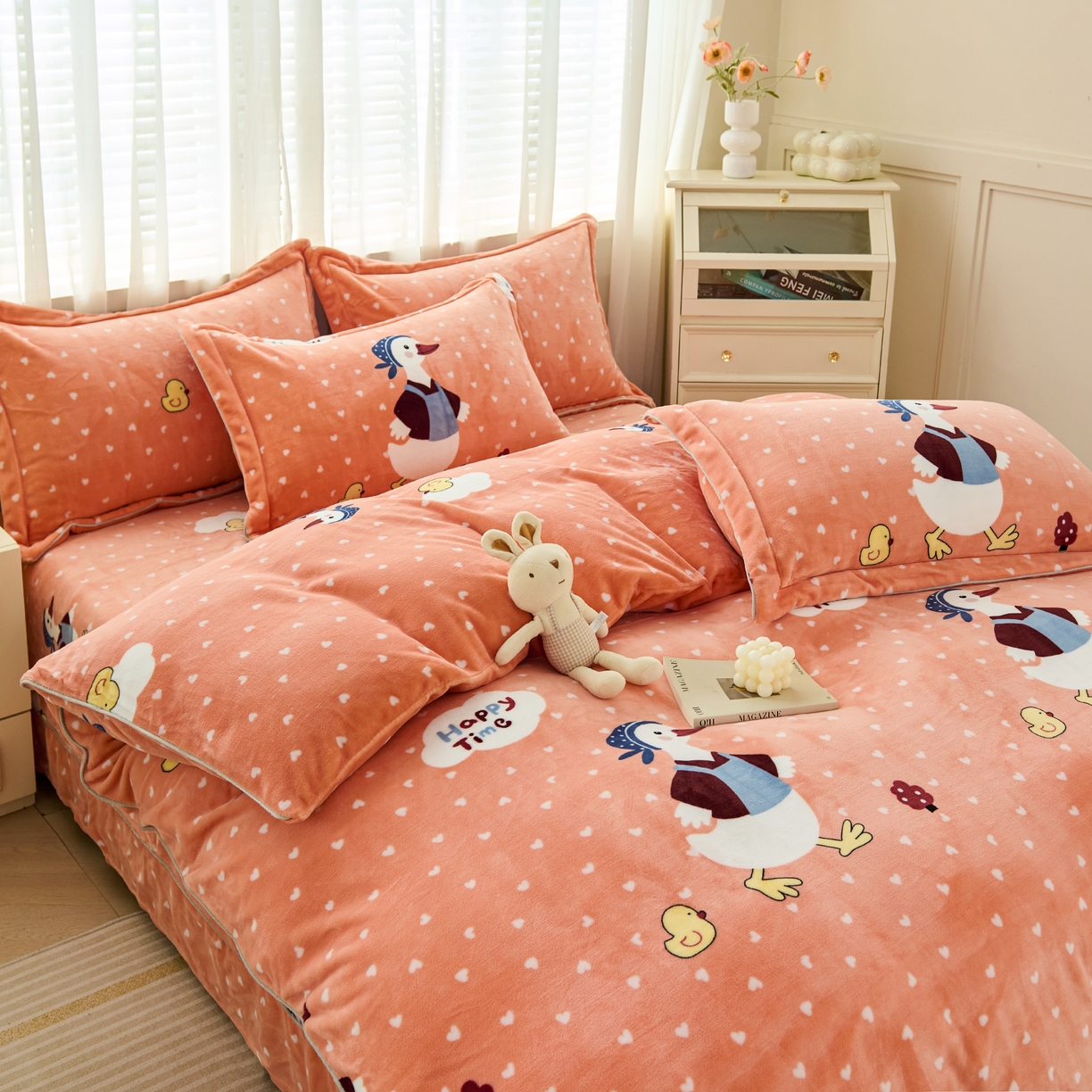 91家纺网 家纺一手货源 找家纺 尚品凤凰2025新款高克重印花牛奶绒四件套-工艺款 大摆鸭-橙