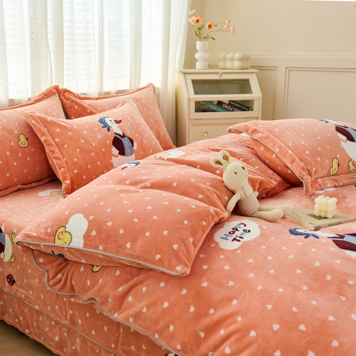 91家纺网 家纺一手货源 找家纺 尚品凤凰2025新款高克重印花牛奶绒四件套-工艺款 大摆鸭-橙