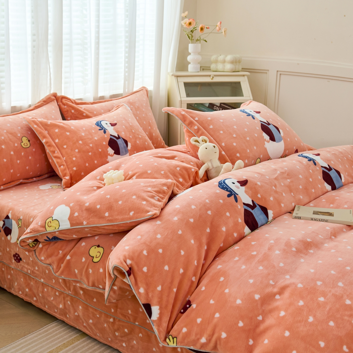 91家纺网 家纺一手货源 找家纺 尚品凤凰2025新款高克重印花牛奶绒四件套-工艺款 大摆鸭-橙