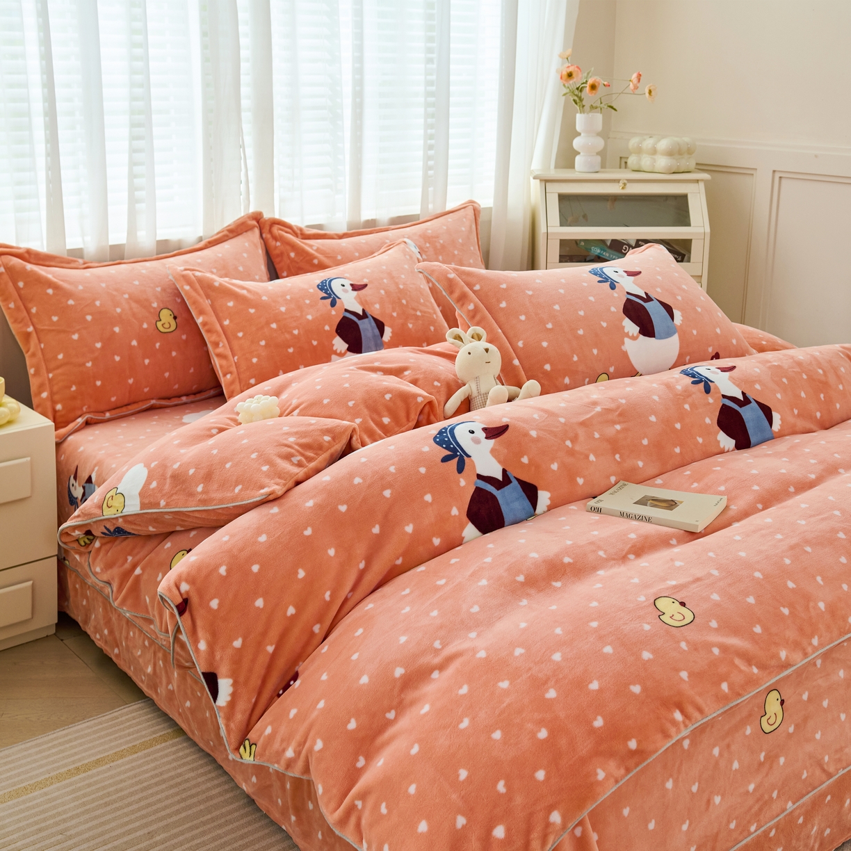 91家纺网 家纺一手货源 找家纺 尚品凤凰2025新款高克重印花牛奶绒四件套-工艺款 大摆鸭-橙