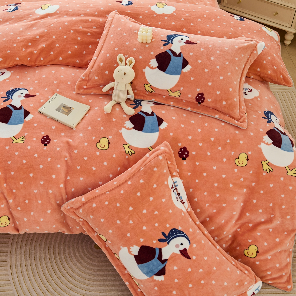 91家纺网 家纺一手货源 找家纺 尚品凤凰2025新款高克重印花牛奶绒四件套-工艺款 大摆鸭-橙