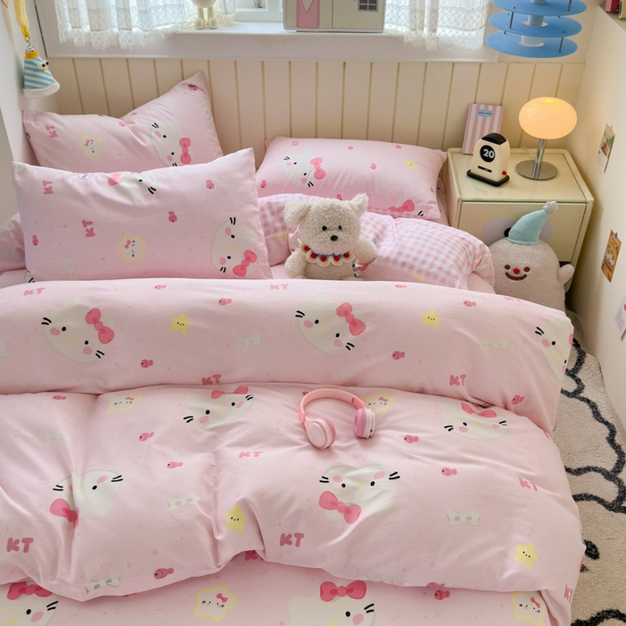 91家纺网 家纺一手货源 找家纺 曼之夏 2025新款全棉纯棉40支学生季卡通印花四件套 甜心猫咪