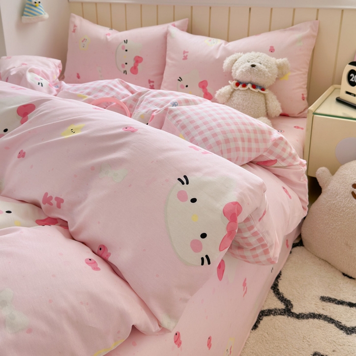 91家纺网 家纺一手货源 找家纺 曼之夏 2025新款全棉纯棉40支学生季卡通印花四件套 甜心猫咪