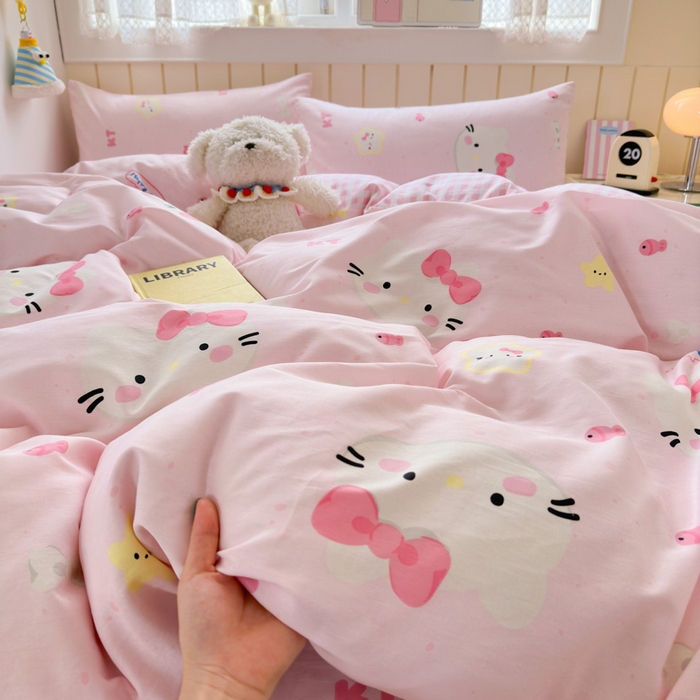 91家纺网 家纺一手货源 找家纺 曼之夏 2025新款全棉纯棉40支学生季卡通印花四件套 甜心猫咪