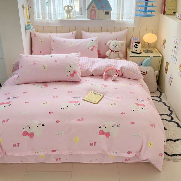 91家纺网 家纺一手货源 找家纺 曼之夏 2025新款全棉纯棉40支学生季卡通印花四件套 甜心猫咪