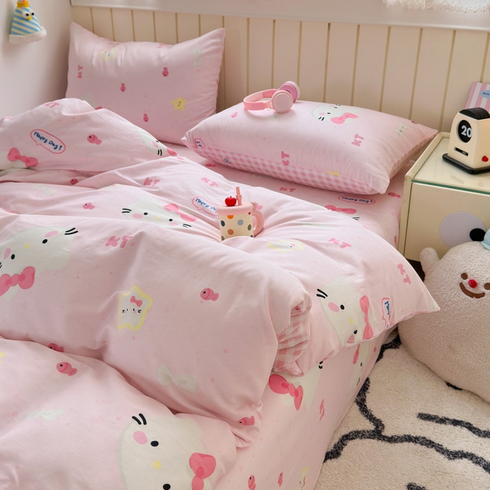 91家纺网 家纺一手货源 找家纺 曼之夏 2025新款全棉纯棉40支学生季卡通印花四件套 甜心猫咪