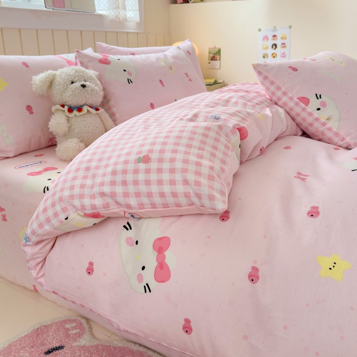 91家纺网 家纺一手货源 找家纺 曼之夏 2025新款全棉纯棉40支学生季卡通印花四件套 甜心猫咪