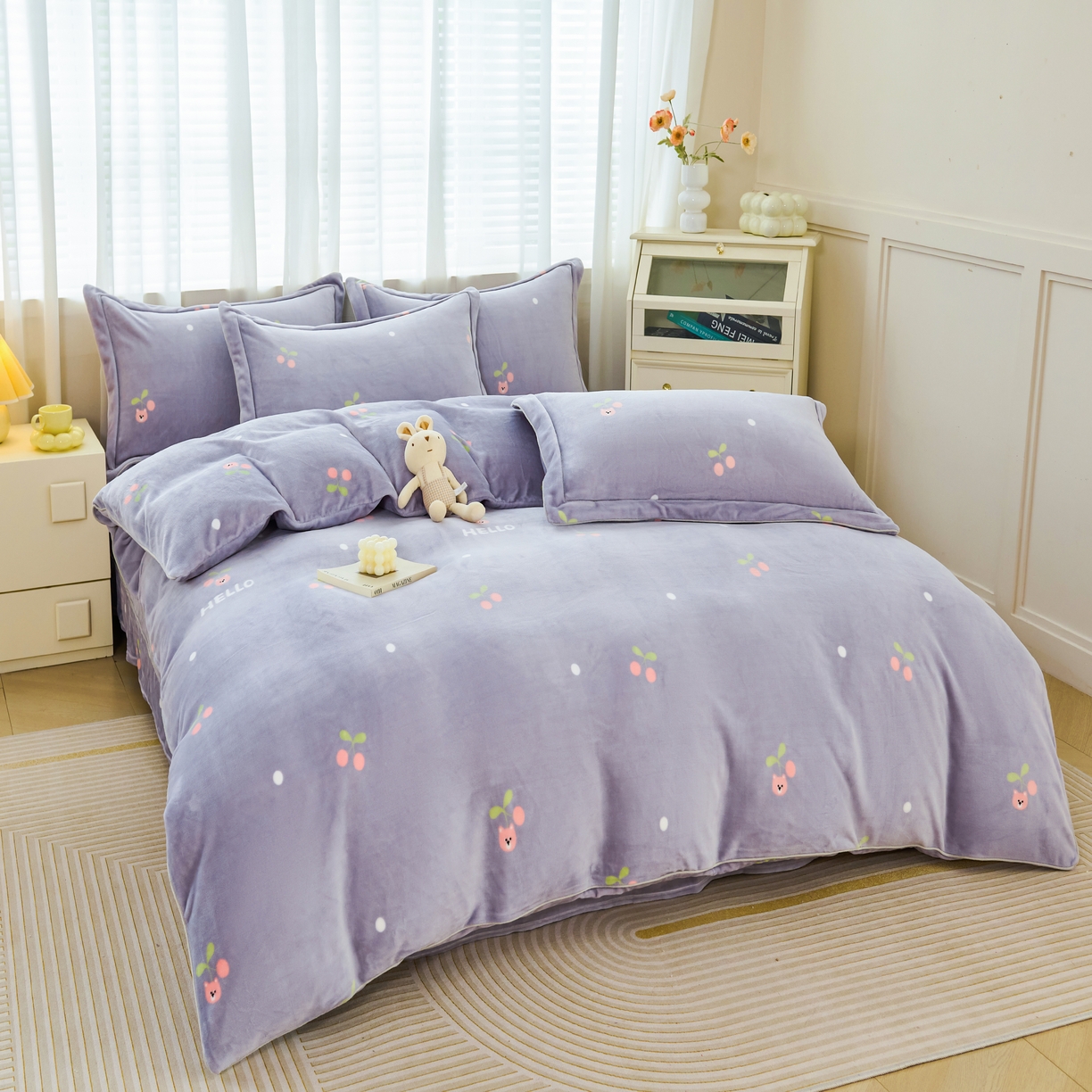 91家纺网 家纺一手货源 找家纺 尚品凤凰2025新款高克重印花牛奶绒四件套-工艺款 水果樱桃-灰