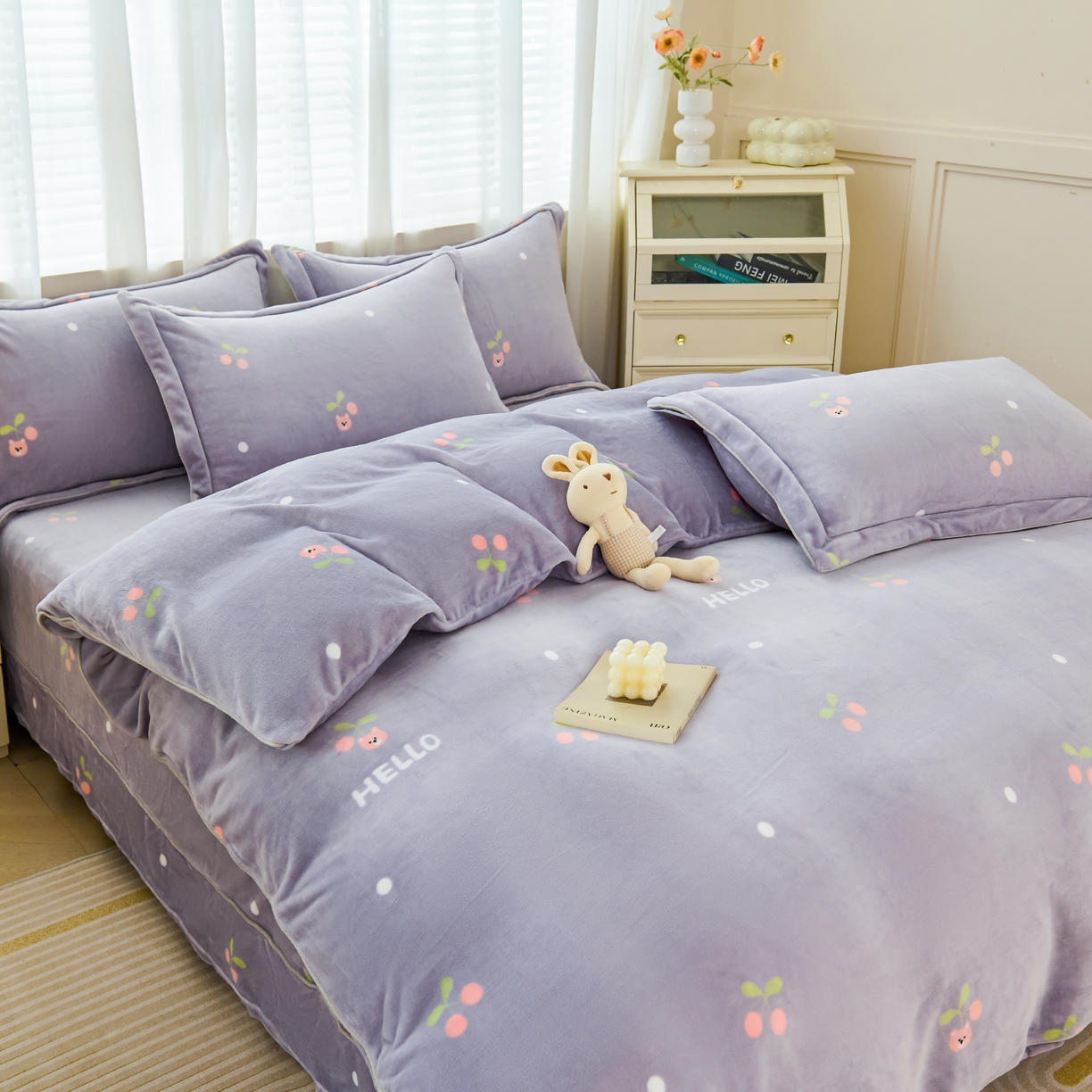 91家纺网 家纺一手货源 找家纺 尚品凤凰2025新款高克重印花牛奶绒四件套-工艺款 水果樱桃-灰