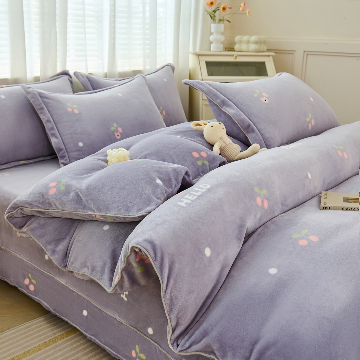 91家纺网 家纺一手货源 找家纺 尚品凤凰2025新款高克重印花牛奶绒四件套-工艺款 水果樱桃-灰