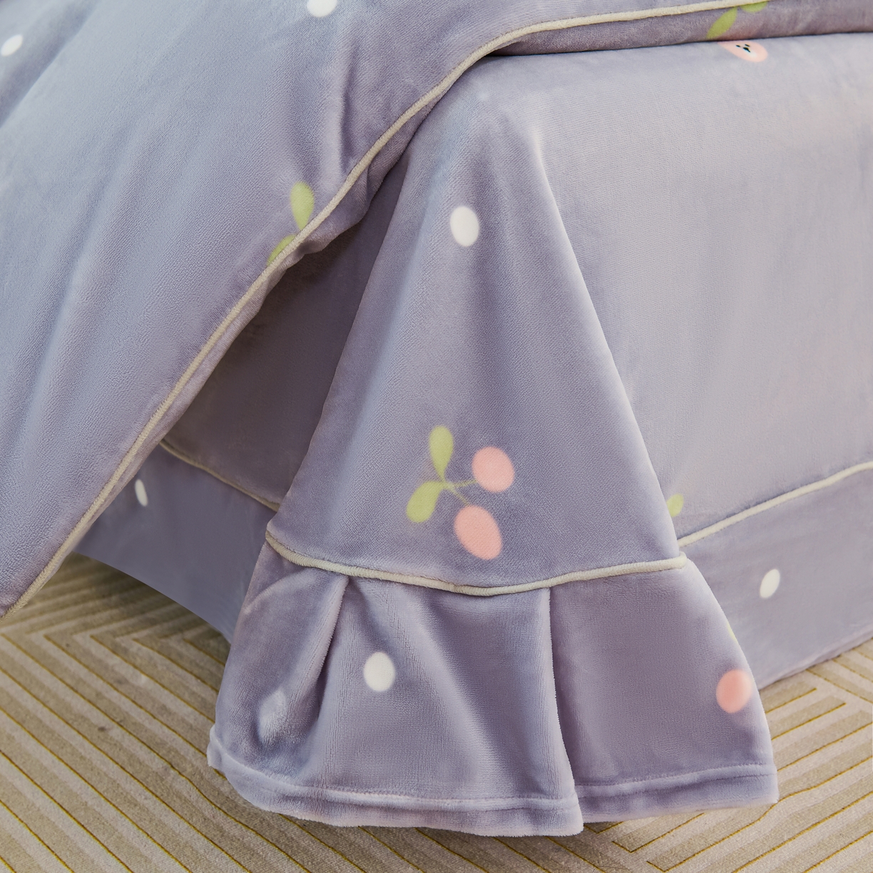 91家纺网 家纺一手货源 找家纺 尚品凤凰2025新款高克重印花牛奶绒四件套-工艺款 水果樱桃-灰