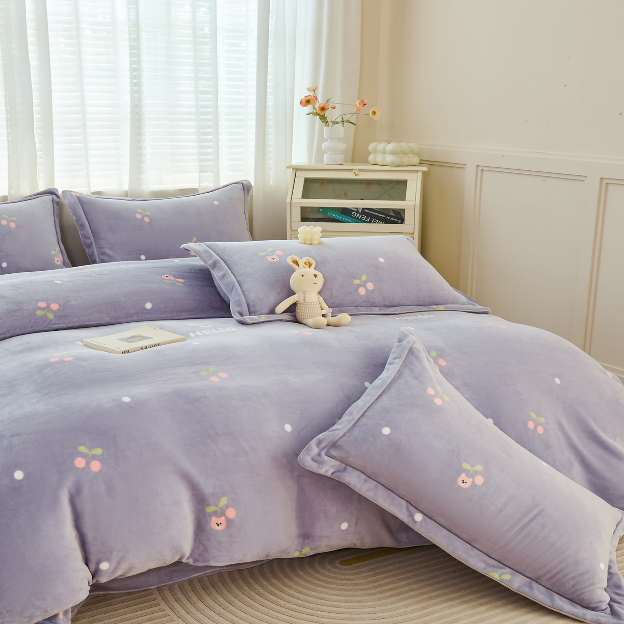 91家纺网 家纺一手货源 找家纺 尚品凤凰2025新款高克重印花牛奶绒四件套-工艺款 水果樱桃-灰