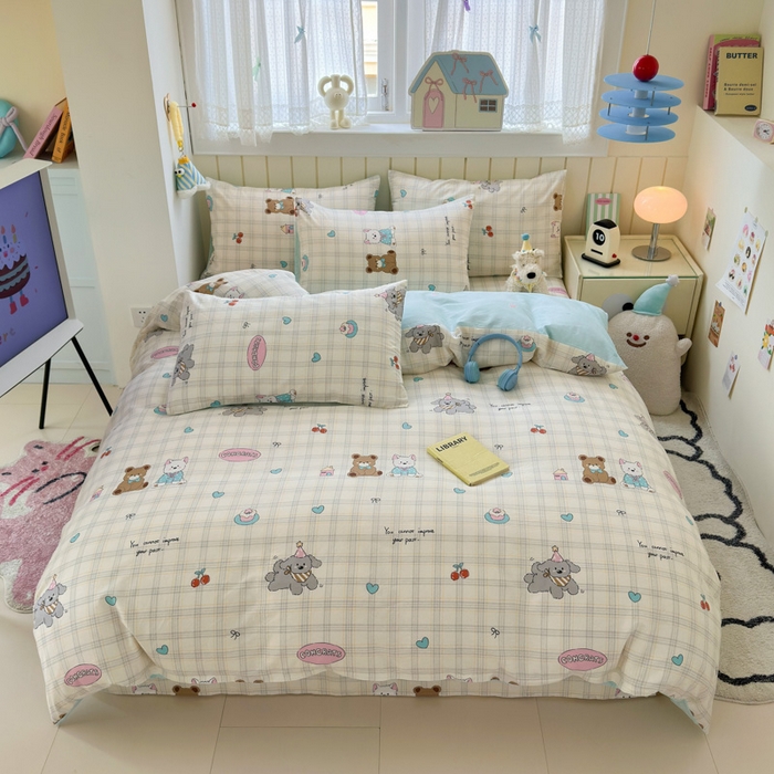 91家纺网 家纺一手货源 找家纺 曼之夏 2025新款全棉纯棉40支学生季卡通印花四件套 樱桃熊仔