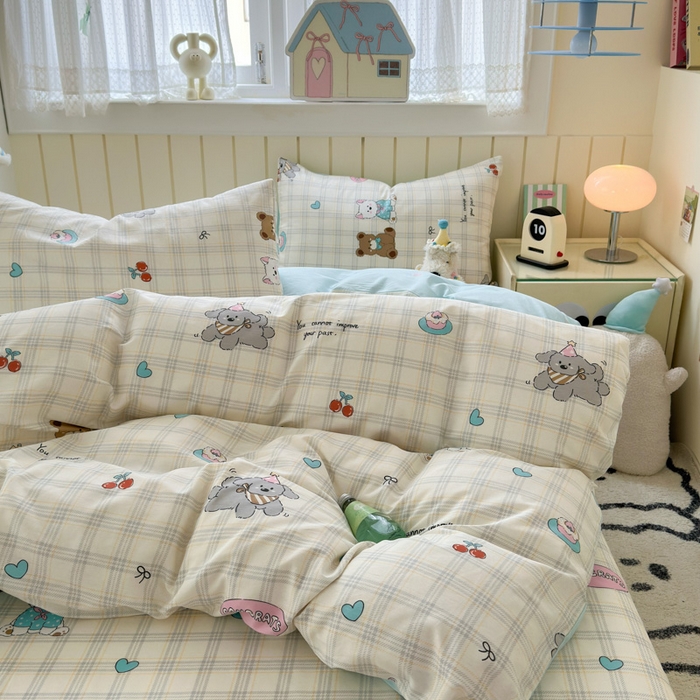 91家纺网 家纺一手货源 找家纺 曼之夏 2025新款全棉纯棉40支学生季卡通印花四件套 樱桃熊仔