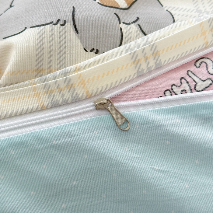 91家纺网 家纺一手货源 找家纺 曼之夏 2025新款全棉纯棉40支学生季卡通印花四件套 樱桃熊仔