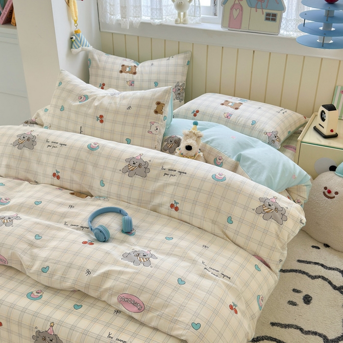 91家纺网 家纺一手货源 找家纺 曼之夏 2025新款全棉纯棉40支学生季卡通印花四件套 樱桃熊仔