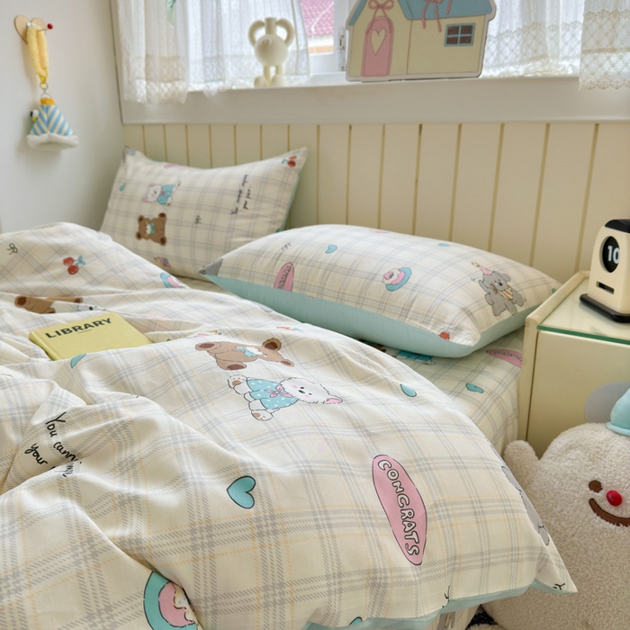 91家纺网 家纺一手货源 找家纺 曼之夏 2025新款全棉纯棉40支学生季卡通印花四件套 樱桃熊仔