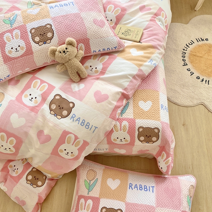 91家纺网 家纺一手货源 找家纺 羽爱家纺 2025新款A类双面印花全棉水洗床盖套件-三件套 奶油兔-