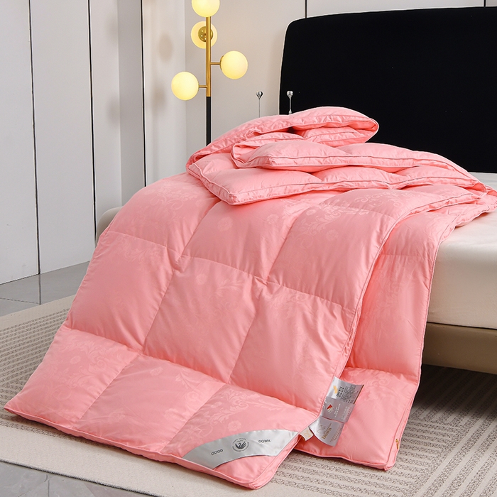 91家纺网 家纺一手货源 找家纺 棠婷  2025年新款全棉80s贡缎50白鸭绒90白鹅绒被鸭绒被双层大提花羽绒被子 粉色