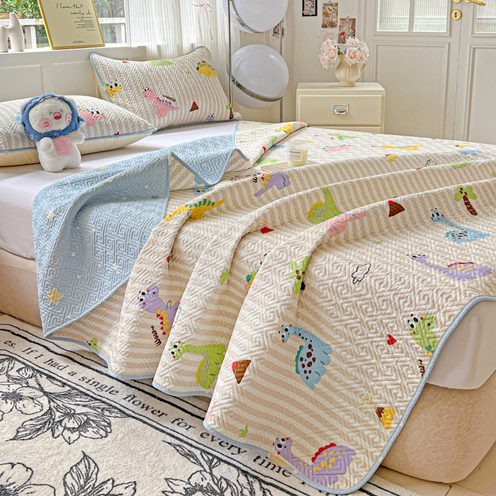 91家纺网 家纺一手货源 找家纺 羽爱家纺 2025新款A类双面印花全棉水洗床盖套件-三件套 动漫恐龙