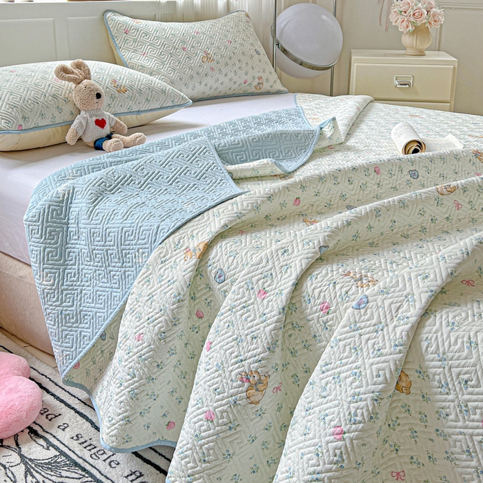 91家纺网 家纺一手货源 找家纺 羽爱家纺 2025新款A类双面印花全棉水洗床盖套件-三件套 兔子乐园