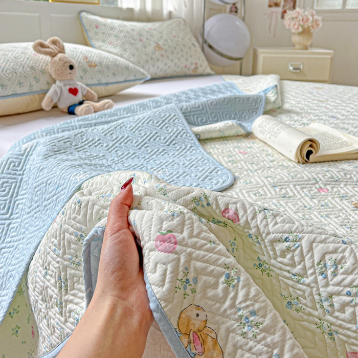 91家纺网 家纺一手货源 找家纺 羽爱家纺 2025新款A类双面印花全棉水洗床盖套件-三件套 兔子乐园