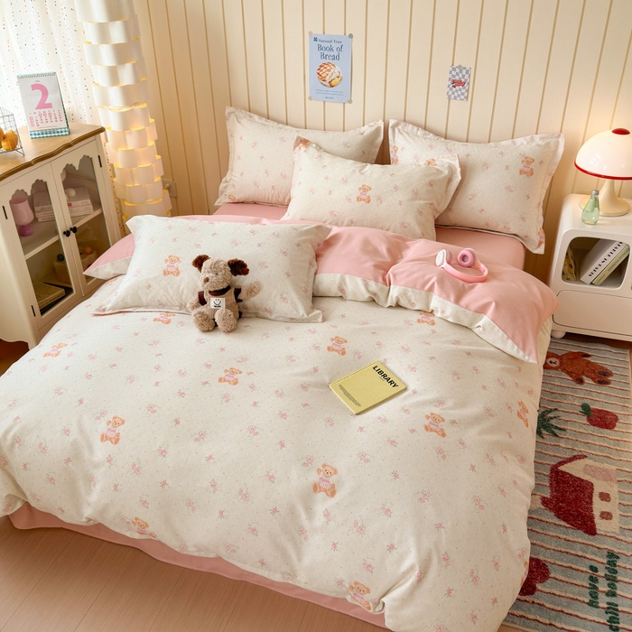 91家纺网 家纺一手货源 找家纺 曼之夏 2025新款原棉加厚磨毛印花四件套 甜心小熊