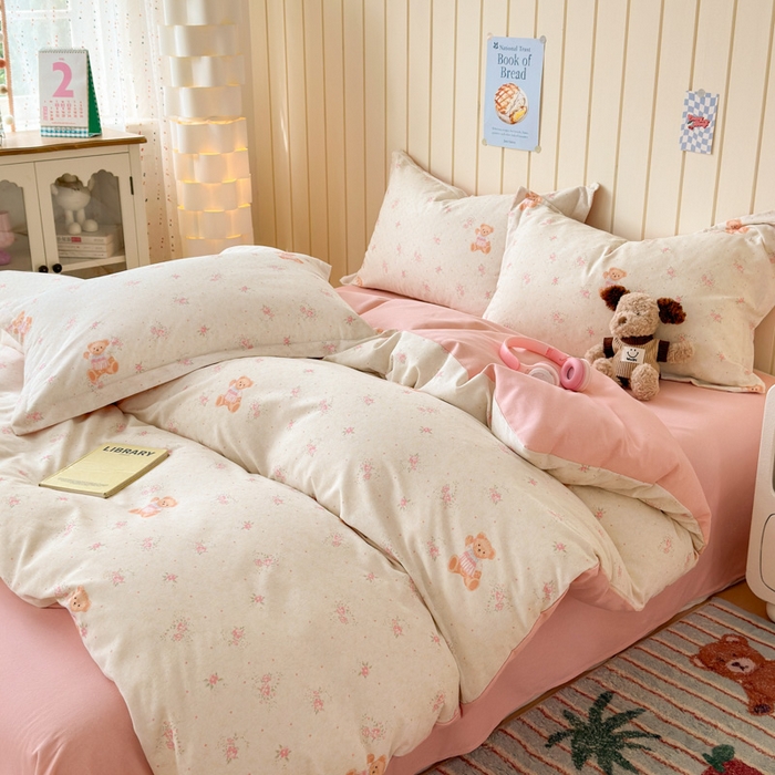 91家纺网 家纺一手货源 找家纺 曼之夏 2025新款原棉加厚磨毛印花四件套 甜心小熊