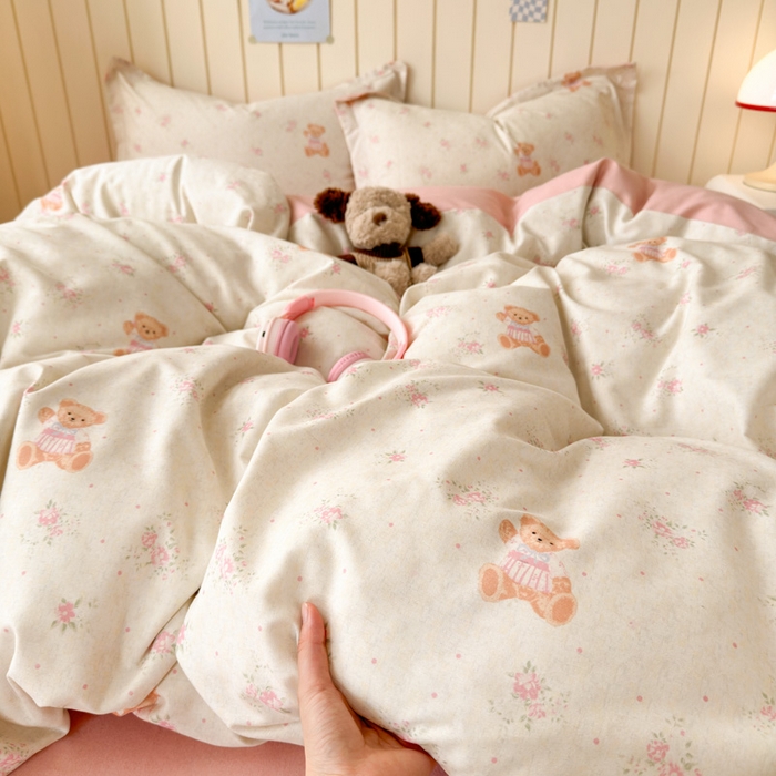 91家纺网 家纺一手货源 找家纺 曼之夏 2025新款原棉加厚磨毛印花四件套 甜心小熊